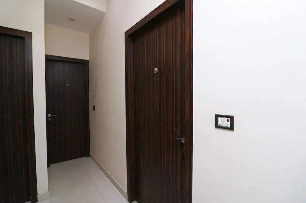 OYO 24879 Royal Taj Home Stay