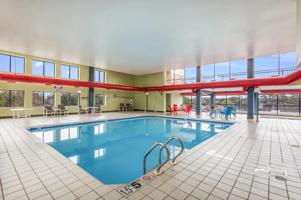 AmericInn & Suites by Wyndham Baraboo Event Center
