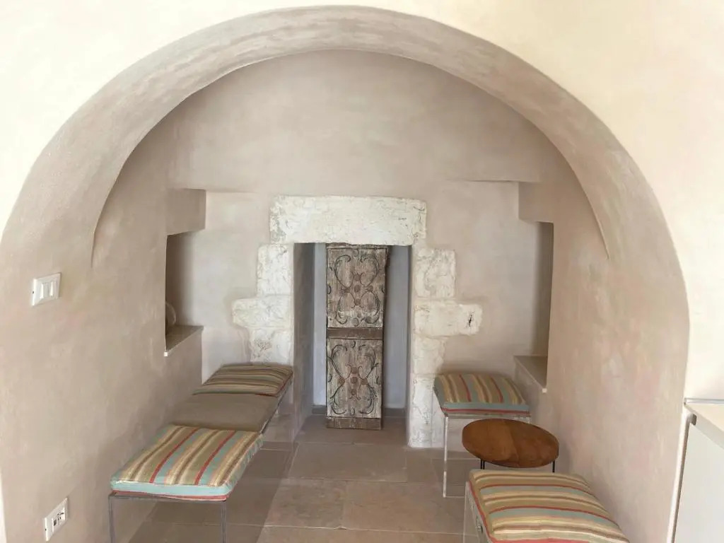 OSTUNI MIRROR trullo and mirror house