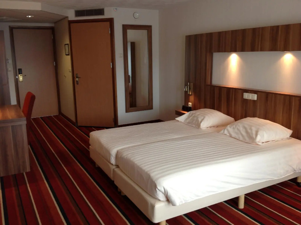 SuyderSee Hotel