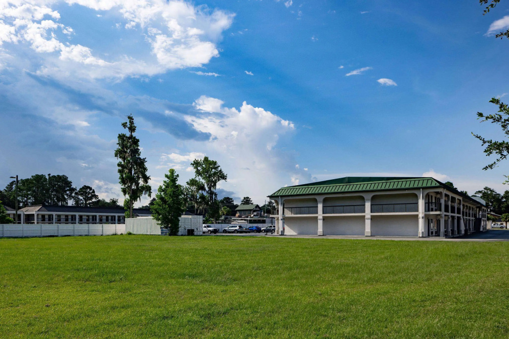 Days Inn & Suites by Wyndham Savannah Midtown