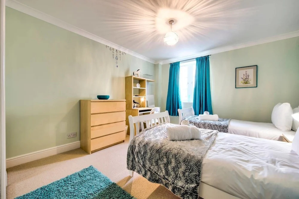 3bed/3bath Townhouse With Free Parking and Balcony