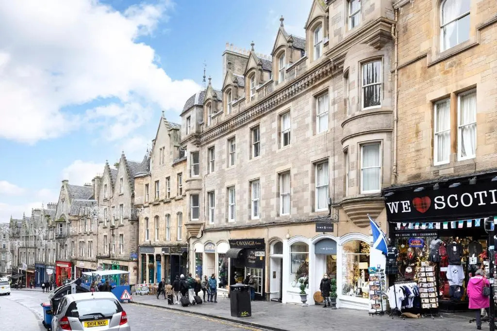 ALTIDO Sophisticated and Bright 4BR apt near Edinburgh Castle