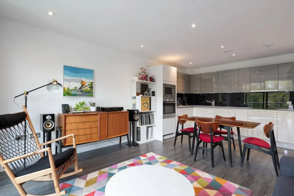 Stylish 2 Bedroom Apartment With Views of the River Lea