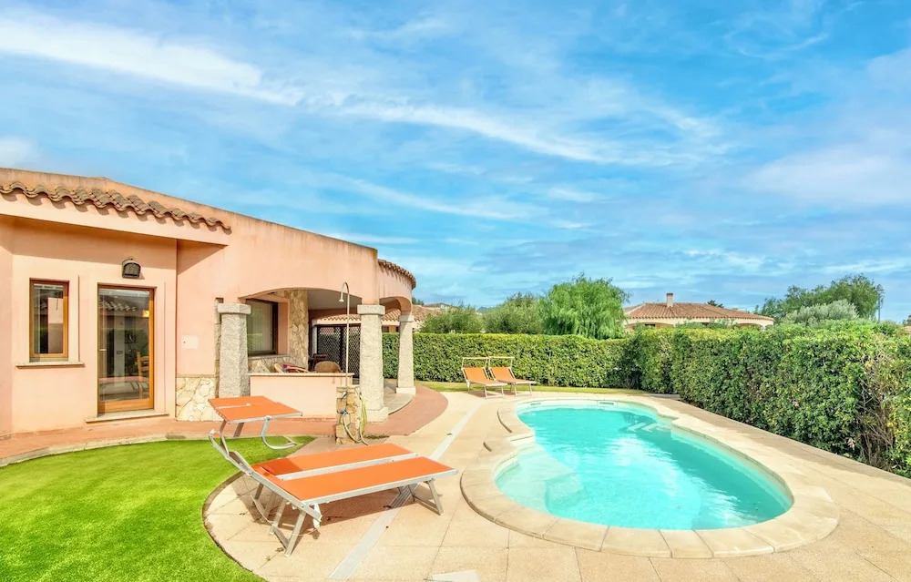Villas with private pool in Costa Rei