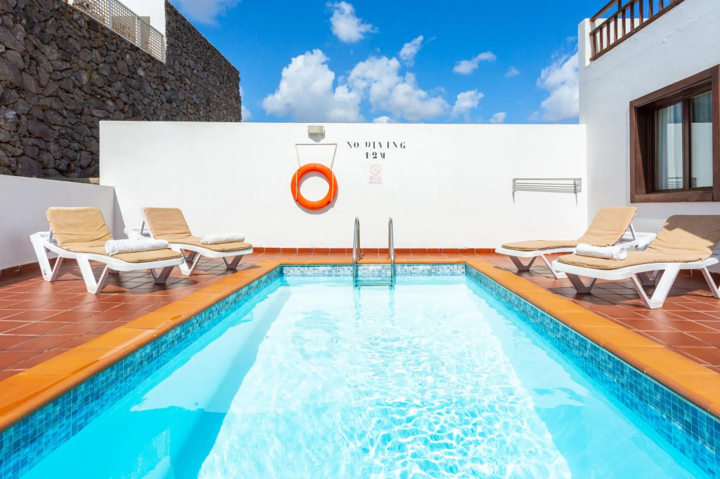 Villa Julianne 4 Heated Private Pool Walk to Beach A C Wifi Car Not Required - 2417