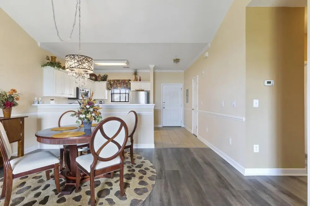 Sunny 2BR Condo with Community Pool and Close to Attractions