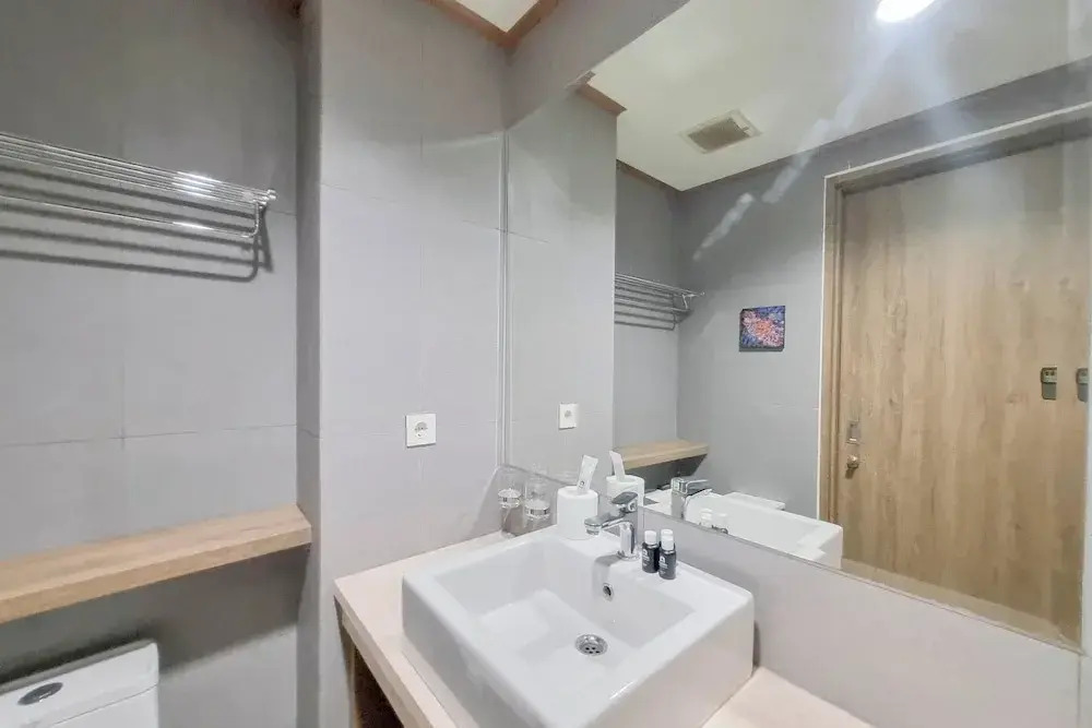 Warm And Minimalist Studio Apartment At Patraland Amarta