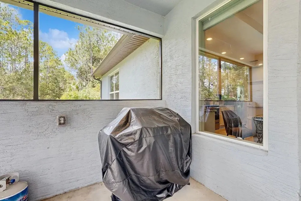 Spacious House With Private Covered Patio, Work Station, Full Kitchen and Grill