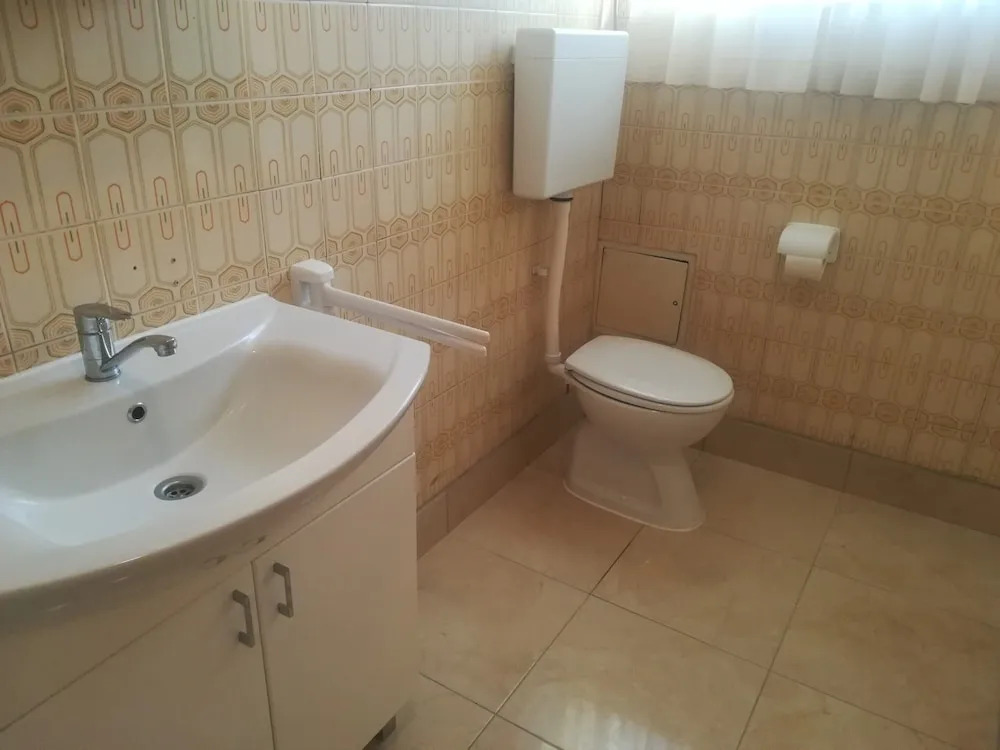 Comfortable Apartment With Balcony & Garden View