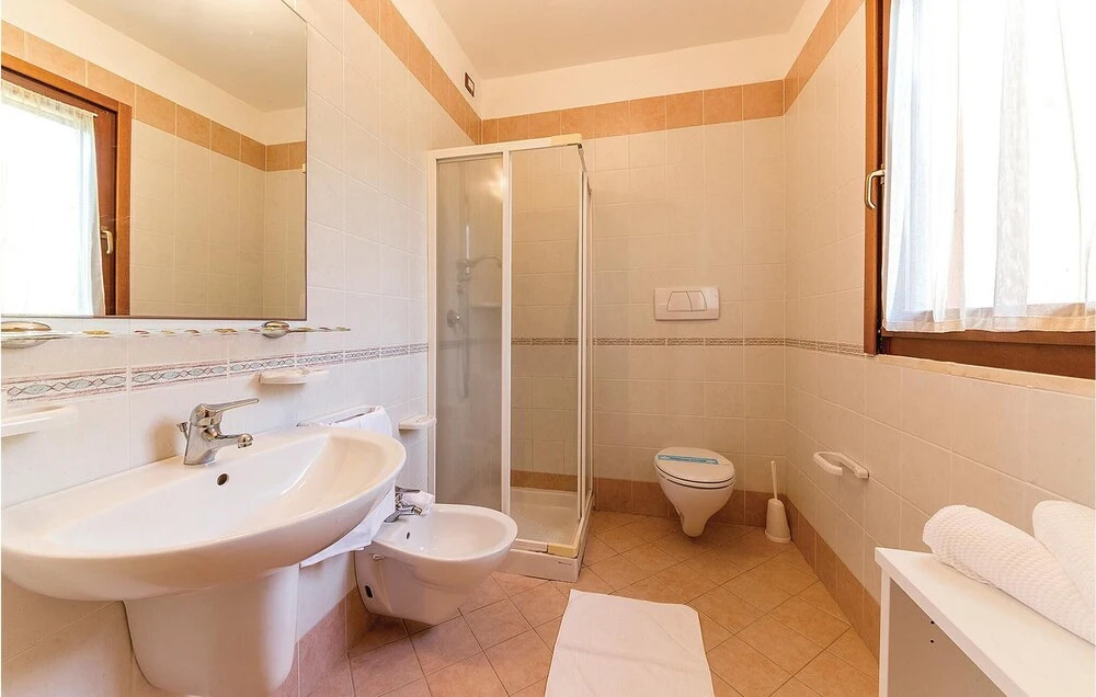 3 Bedroom Lovely Home In Albarella Ro