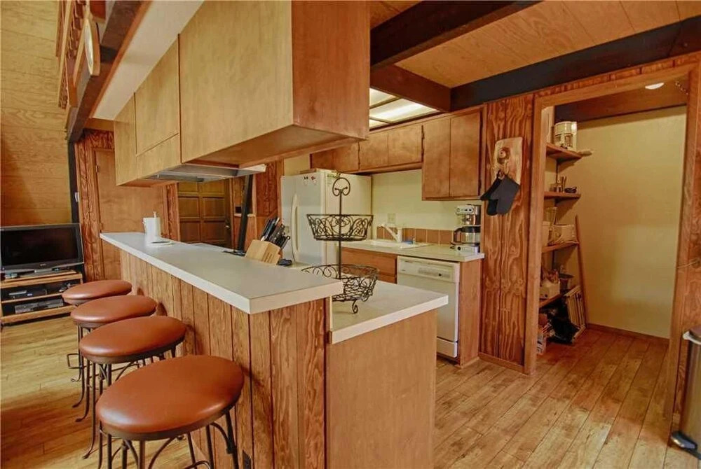 Large Deck and Bonus Room Plus Unique Features #146