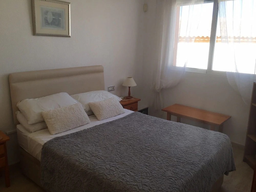 Apt - Sleeps 4 - Balcony - Communal Pool