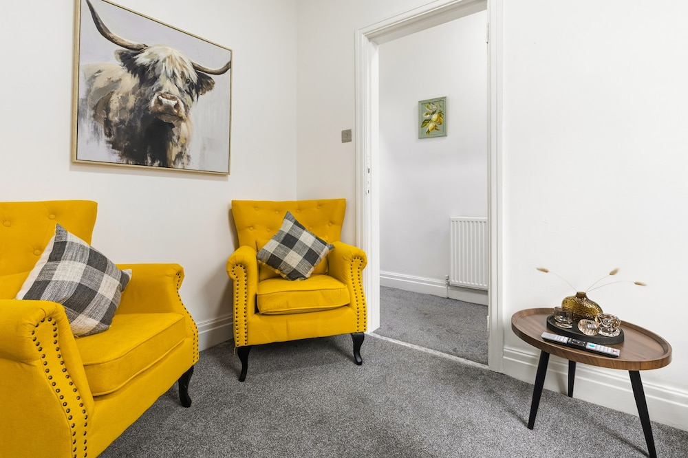 House - Sleeps 6 - On Street Parking