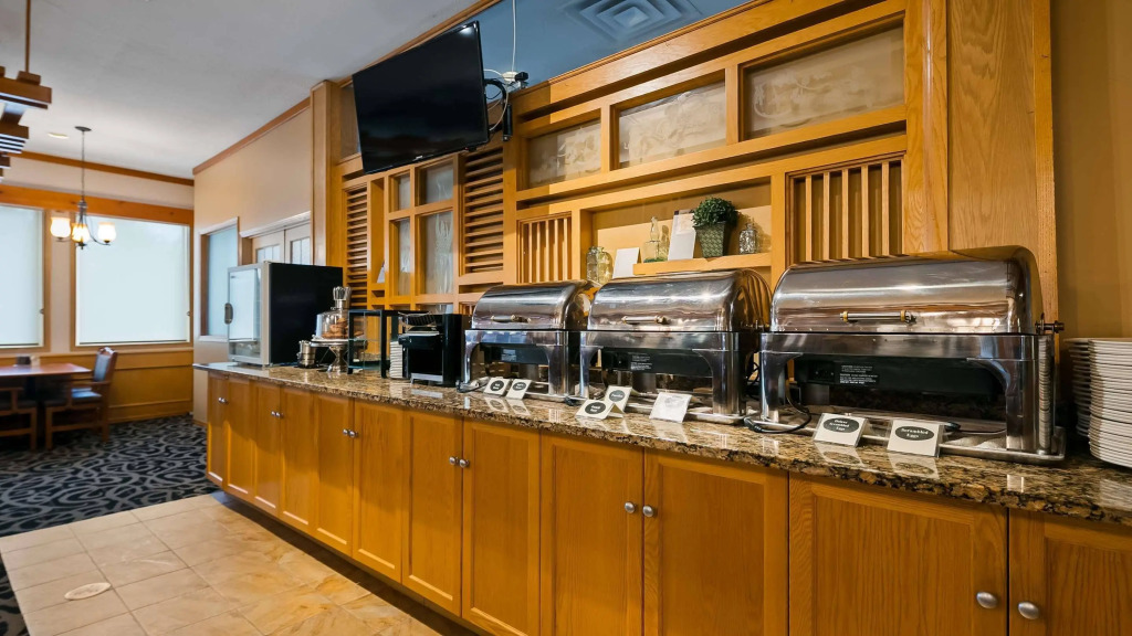Invermere Inn & Suites