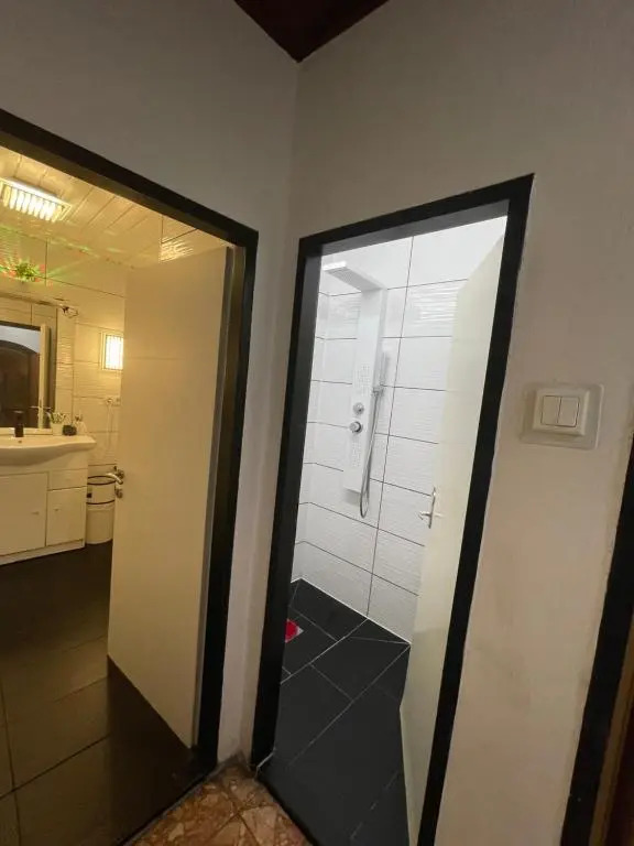 HOSTEL LOVELY ROOMS CITY CENTER, shared Bathroom