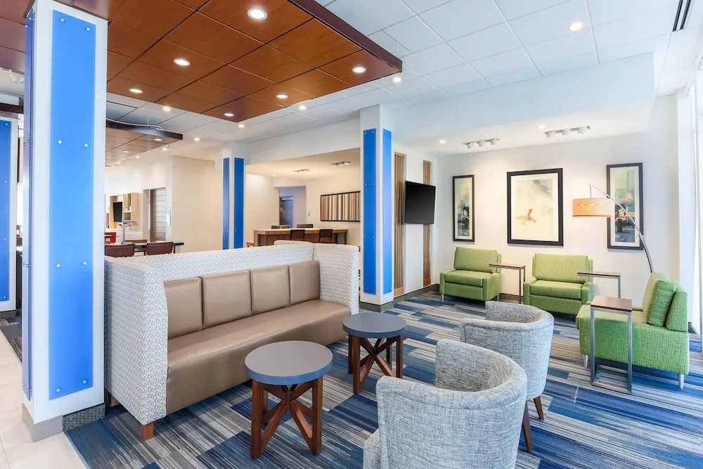 Holiday Inn Express & Suites Chicago OHare Airport by IHG