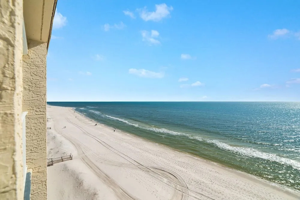 Edgewater 82- Floor to Ceiling Glass Doors 2 Bedrooms low Density Complex