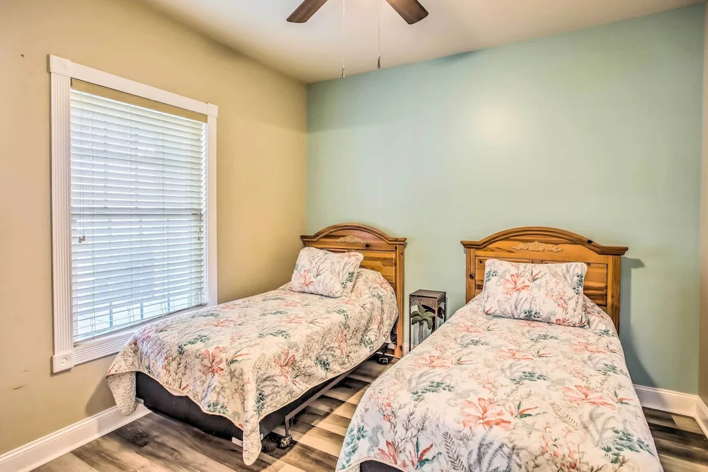 Screened-in Patio: Myrtle Beach Golf Condo