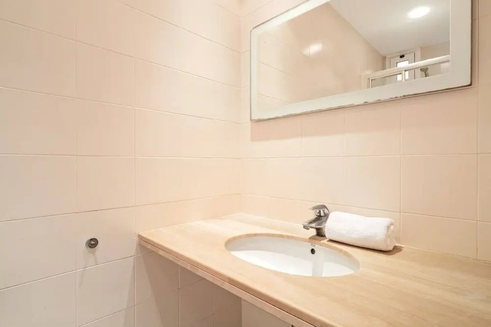 Lovely 2bed W/balcony in City Center, Near Metro