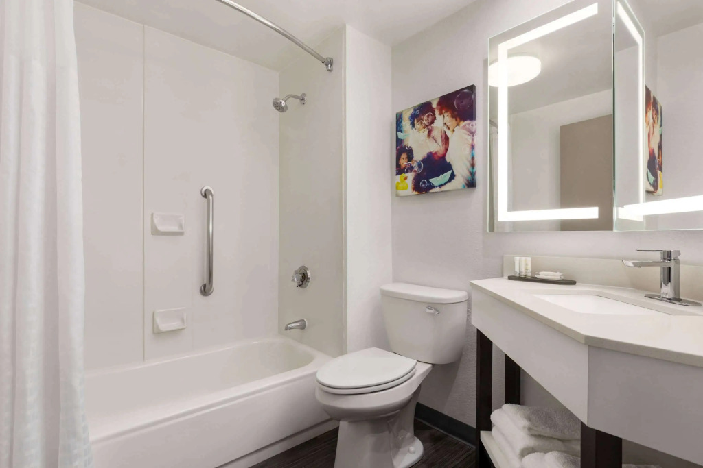 La Quinta Inn & Suites by Wyndham Cleveland Airport West