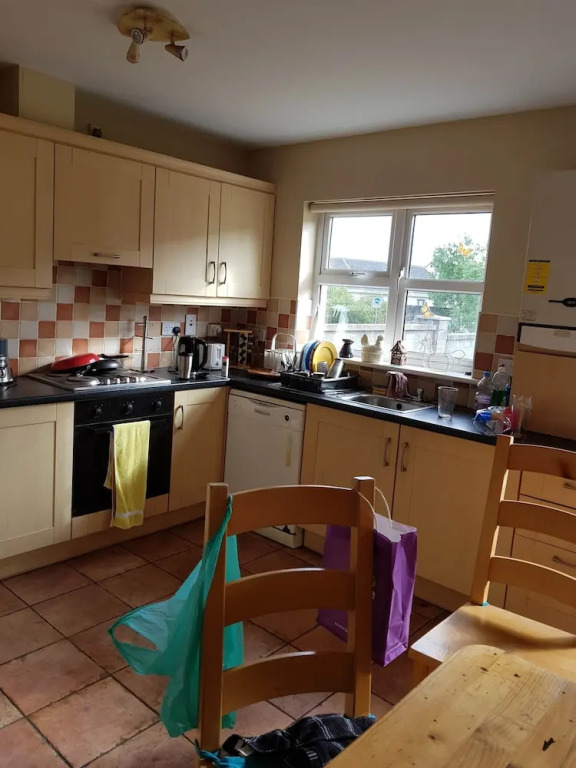 Stunning 6 Bed House With Private Garden in Galway