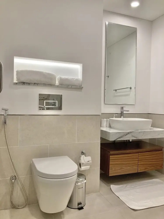 SuperHost - Lavish Condo with Burj View, Steps From Sea