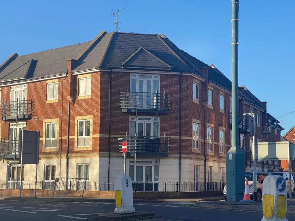 Modern 2 Bed Apt in Egham High Street, with private parking and Wifi