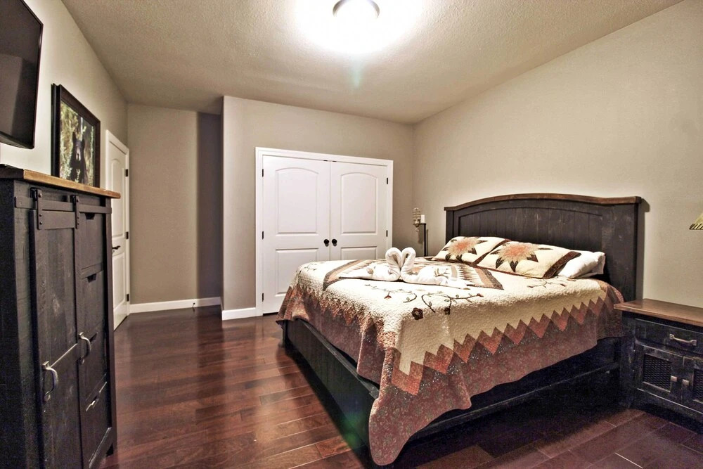 Hot Tub & Game Room! Group-ready Smokies Cabin