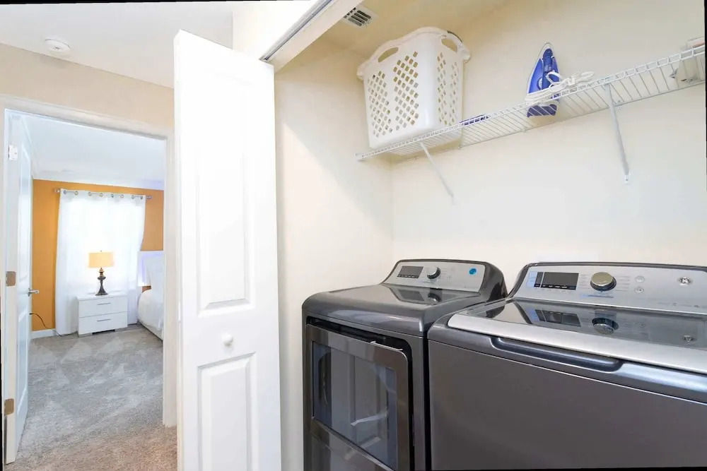 Stylish 4Bd w Lake View Pool Kids Themed Room