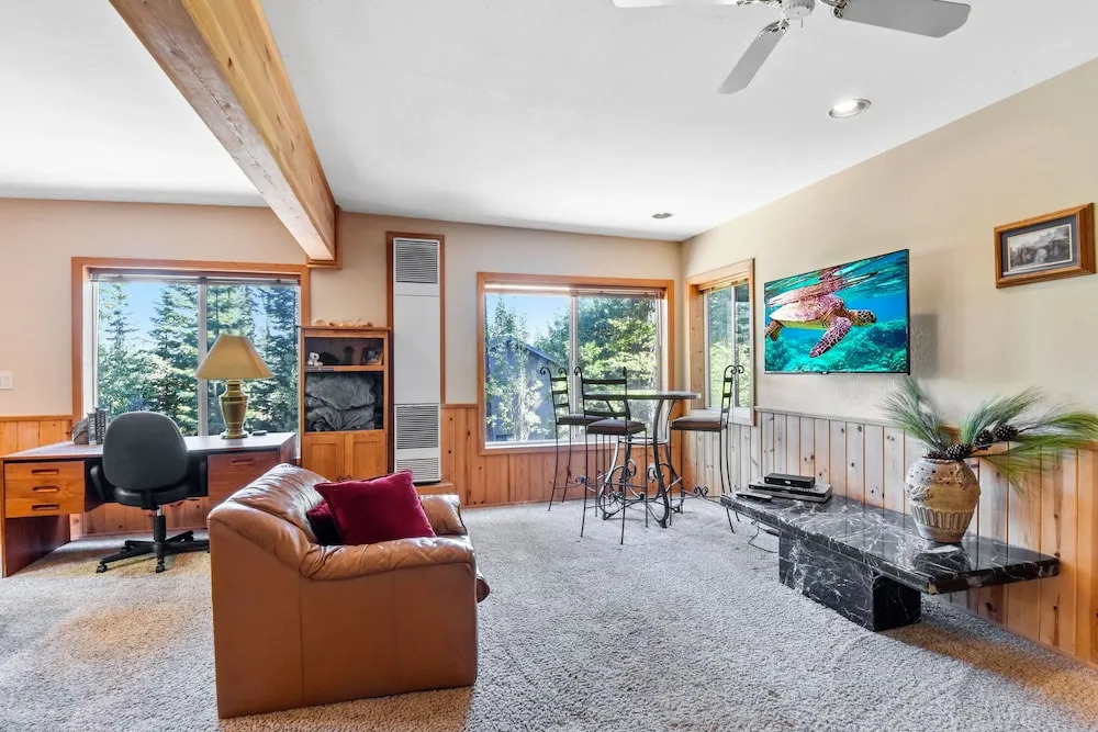 Lakeview Pine Haven: Hot Tub, Near Skiing & Beach 5 Bedroom Home