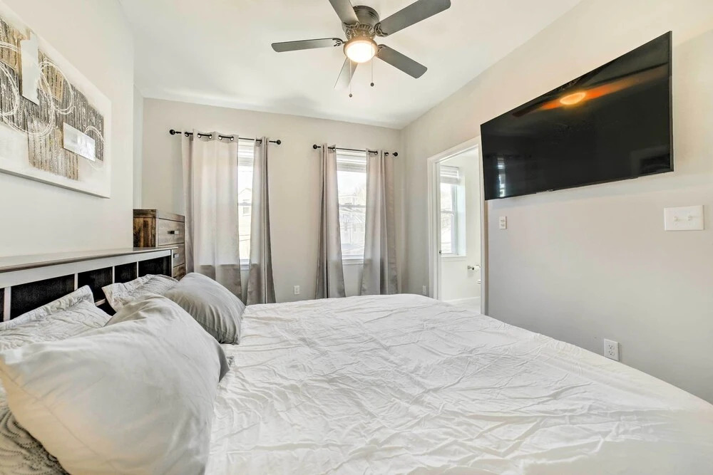 Pittsburgh Townhome: 1 Mi to Downtown