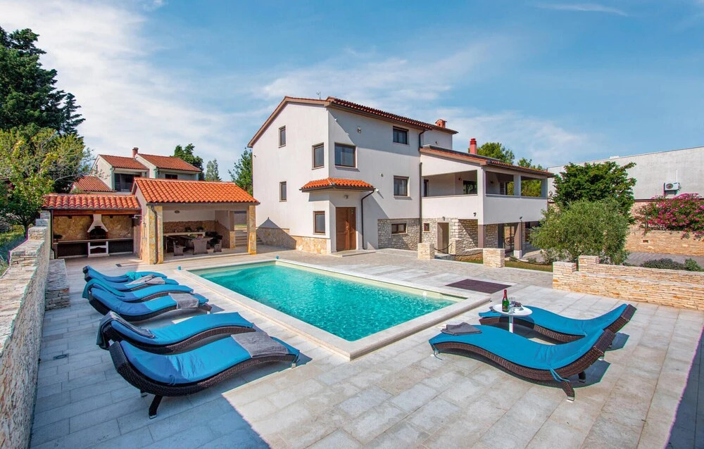 Awesome Home in Premantura With Wifi and 5 Bedrooms