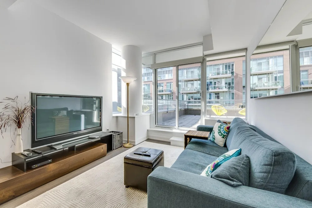 Stylish New 2BR Luxury Condo w Parking