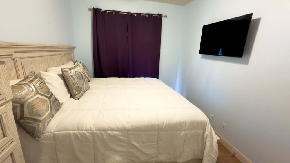 Near Beach Retreat - Ground Floor - Pool - Walk To All 2 Bedroom Apts
