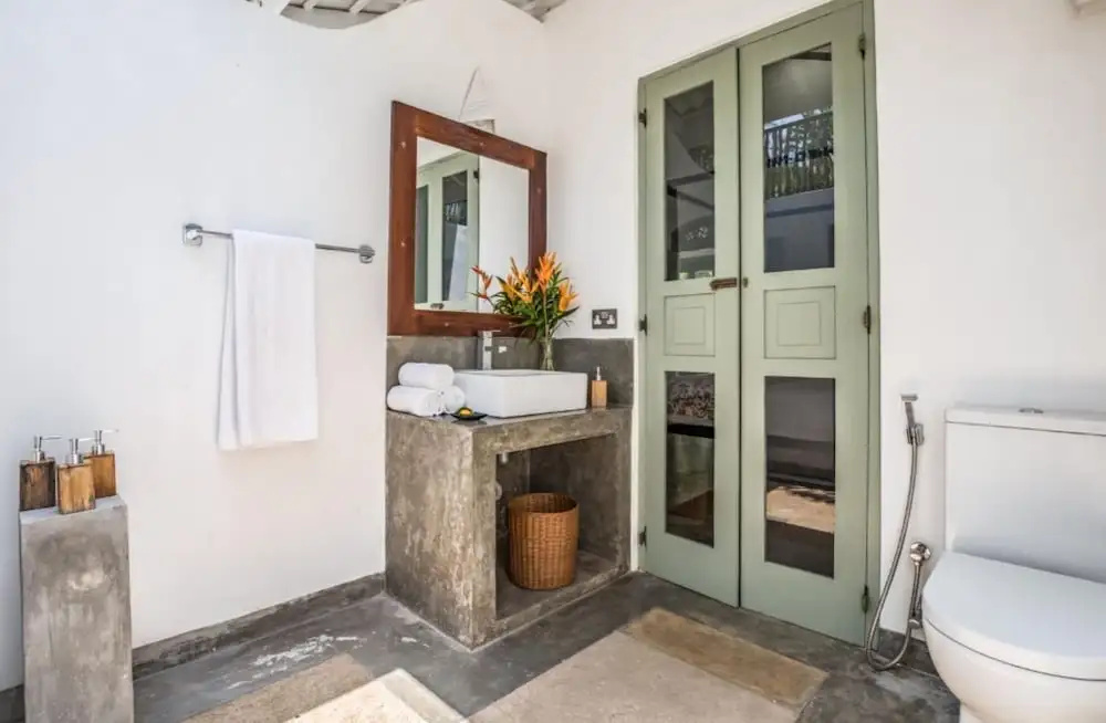 Beautifully Renovated Family Village House Within Walking Distance To The Beach