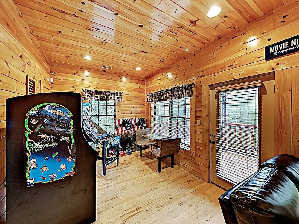 Peaceful Serenity W/ Private Hot Tub & Game Room 4 Bedroom Cabin