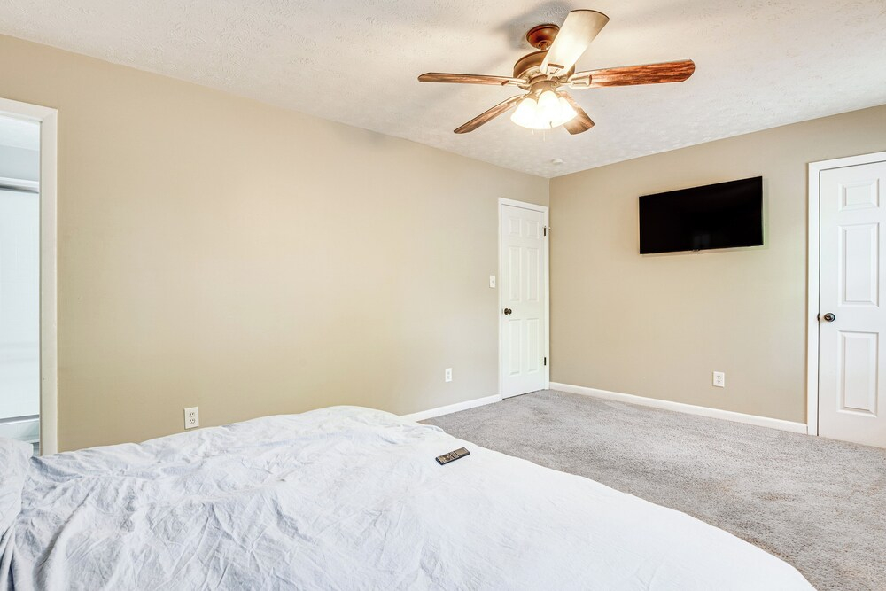Welcoming Townhome: 1/2 Mi to Downtown Smyrna