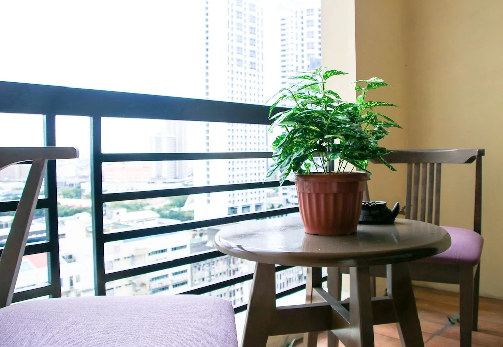 Greenbelt w/balcony Park view. Service.Location