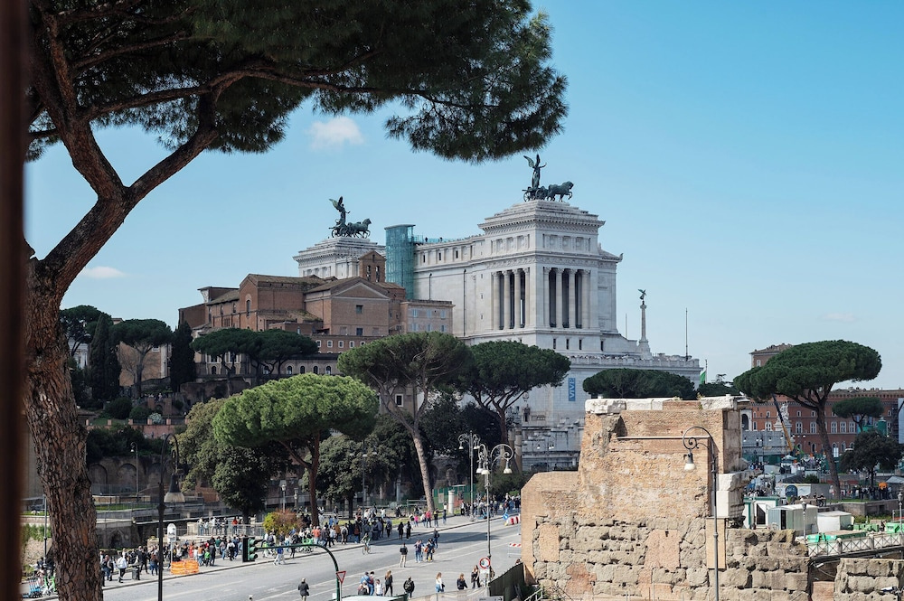JOIVY Modern Rooms & Apartments near the Colosseum
