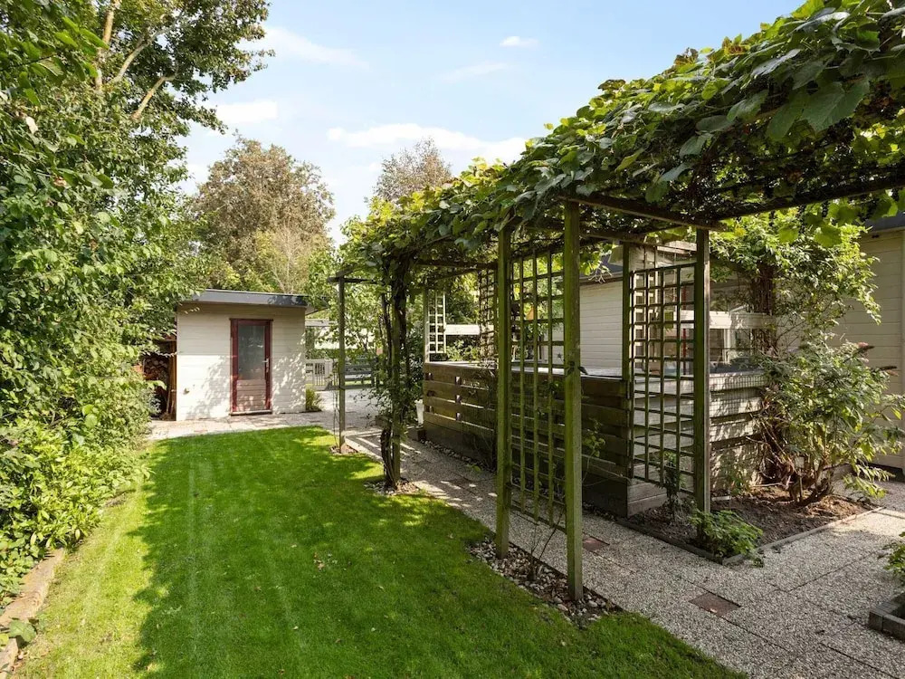 Light and Quiet Chalet With Beautiful Terrace Near Historic Goedereede