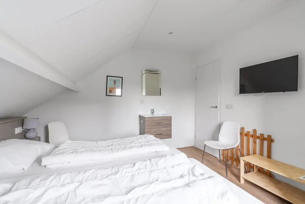 Modernly Furnished Holiday Home for 6 People