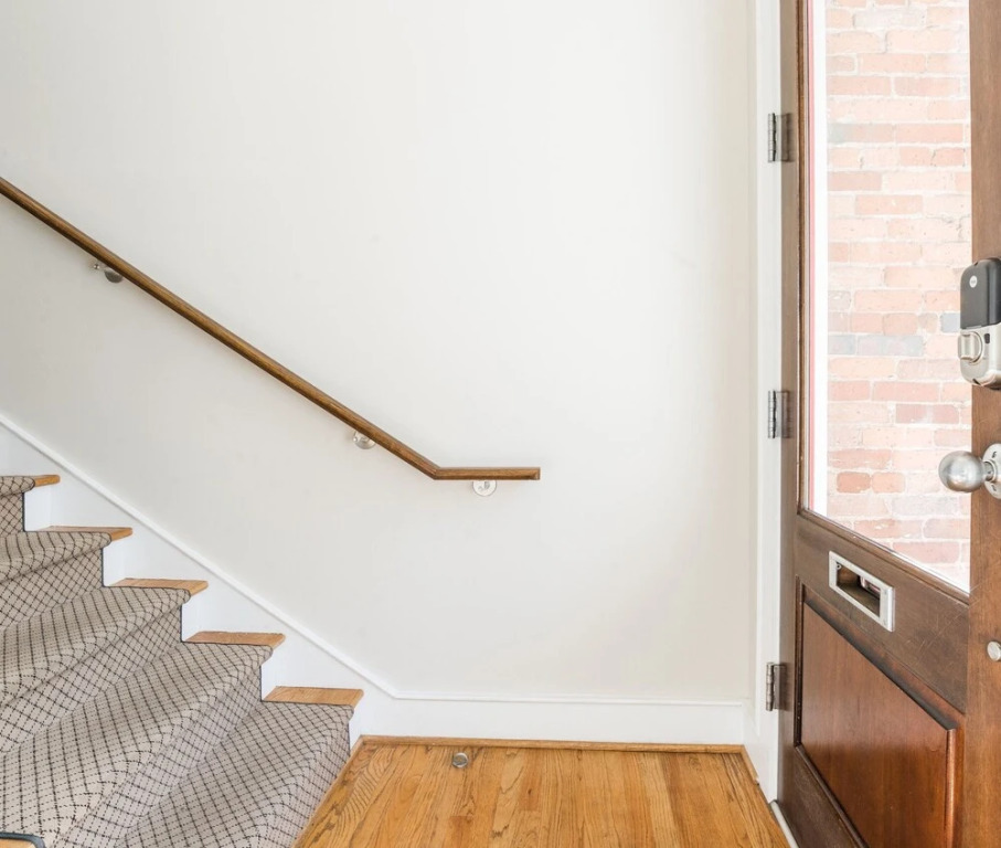 Red Door Apartment ~ 3-king Beds ~ Center Of D-twn