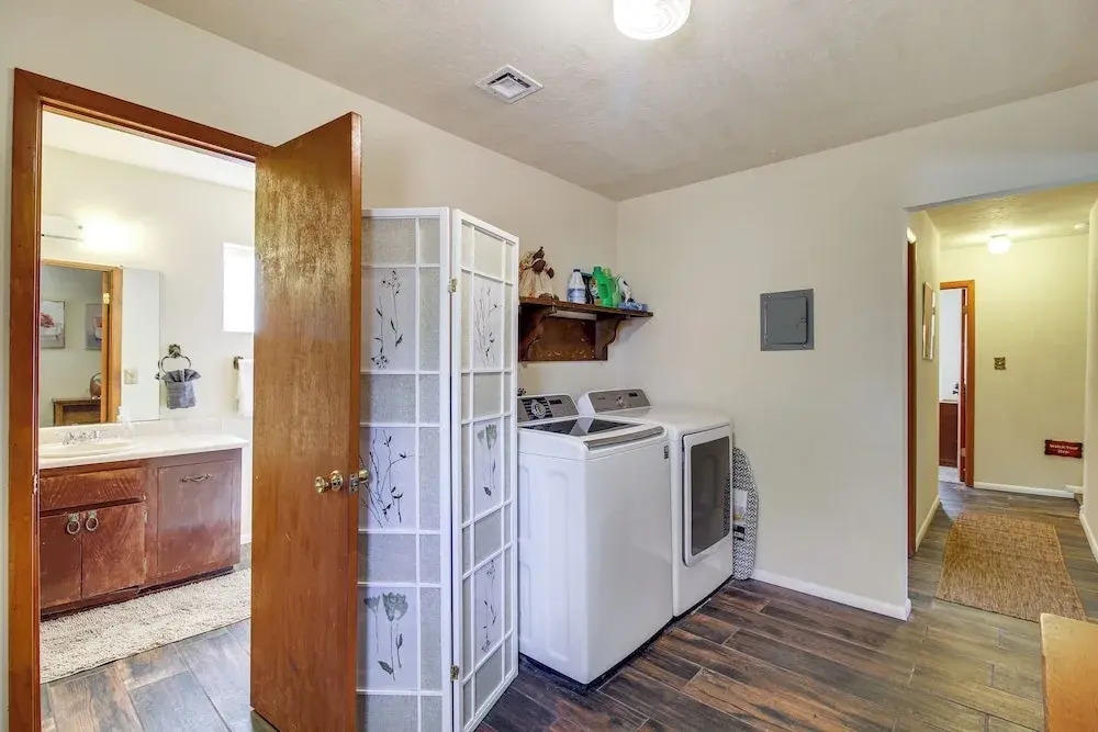 Furnished Porch + Gas Grill: Lakeside Cottage Stay