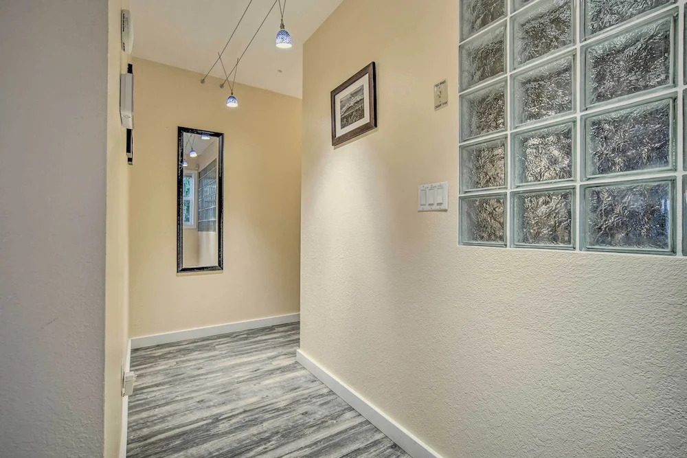 Walk to Downtown & Coast Trail: Condo in Anchorage