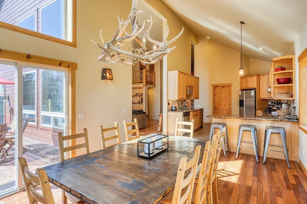 Spacious Tahoe Donner Basecamp W/ Private Hot Tub 4 Bedroom Home