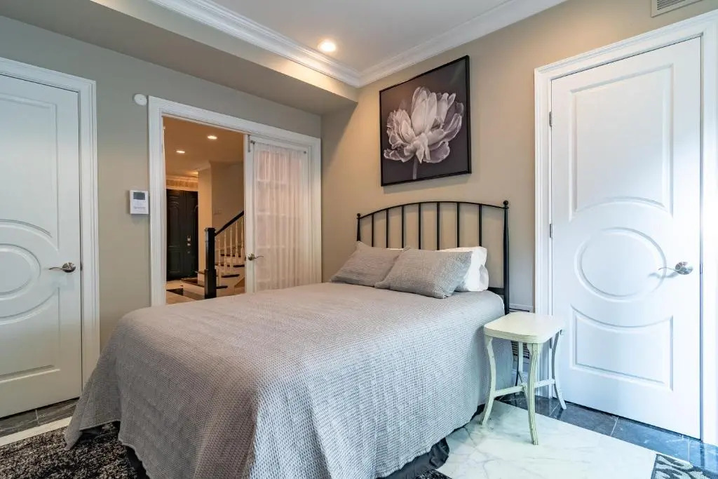 Luxurious Gold Coast 4BR 4-Story Villa with Parking Sleeps 12 Guests