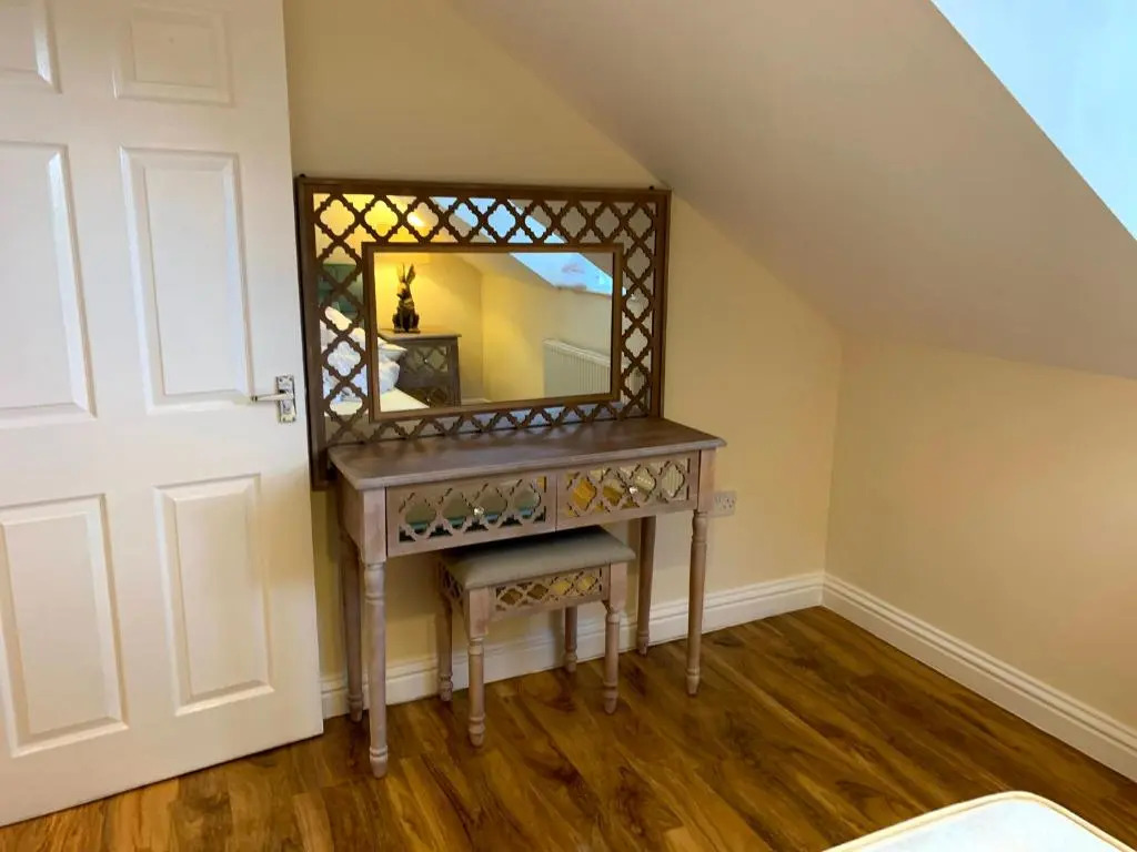 Apartment 5 - two bedroom luxury apartment close to town, mainline rail & theatre stylish and comfortable