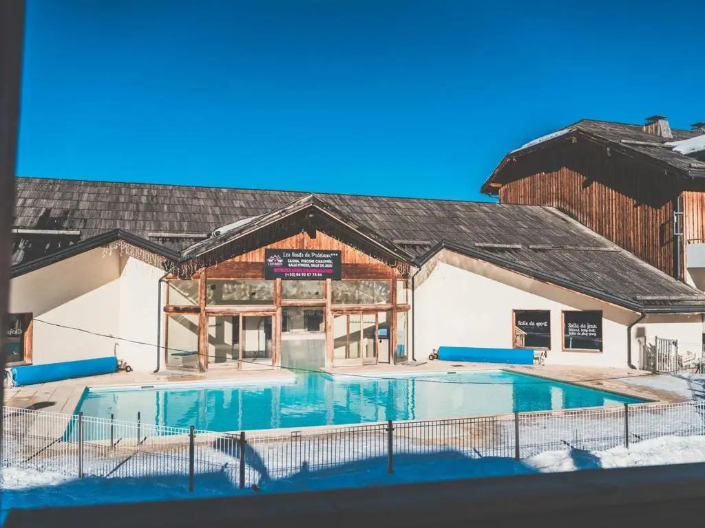 Appartement cosy avec WiFi gratuit, piscine chauffée, sauna, et accès direct aux pistes, Les Orres 1800. - FR-1-322-302