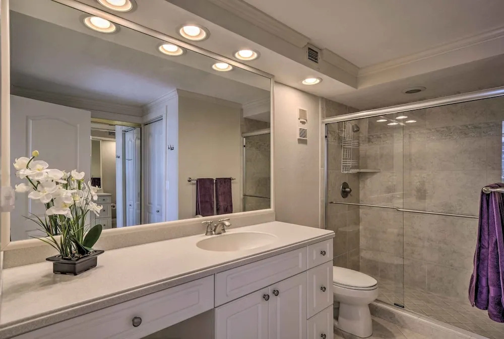 Sunny Getaway: Community Amenities, Walk to Beach!
